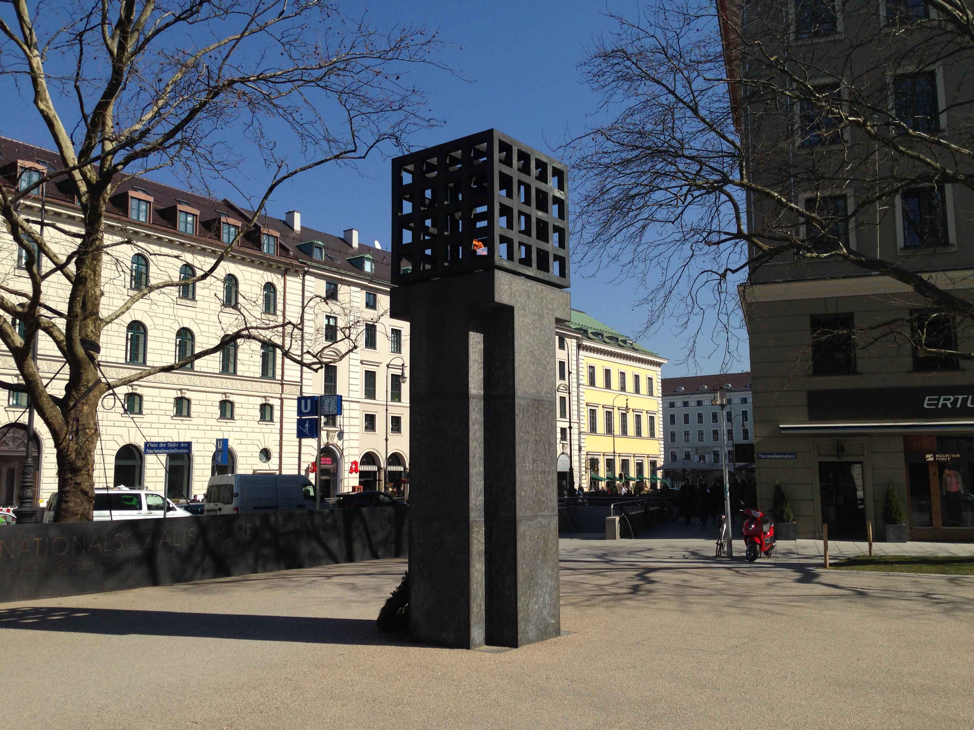 Kuenker Muenchen am ewigen Feuer am Maximiliansplatz